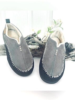 EVERFOAMS ~ Cozy Gray Sherpa-Lined Contrasting Stitching  Slip-On Men’s Slippers